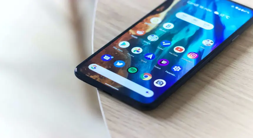 Renkli ekranlı modern Android telefon — Android parça değişimi ve onarım hizmeti