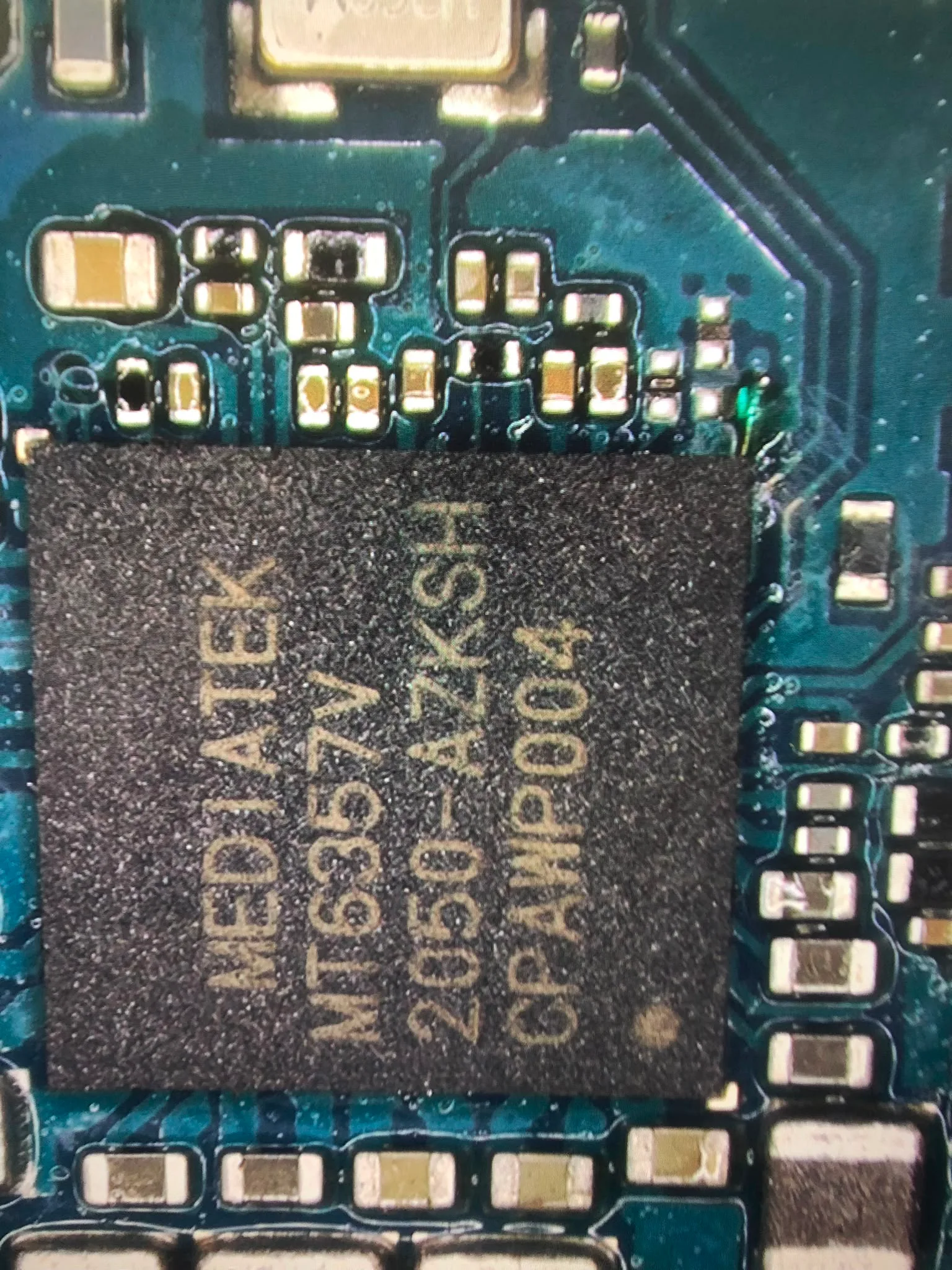 Samsung A02 anakartında şebeke çipi söküldükten sonra bağlantı noktaları