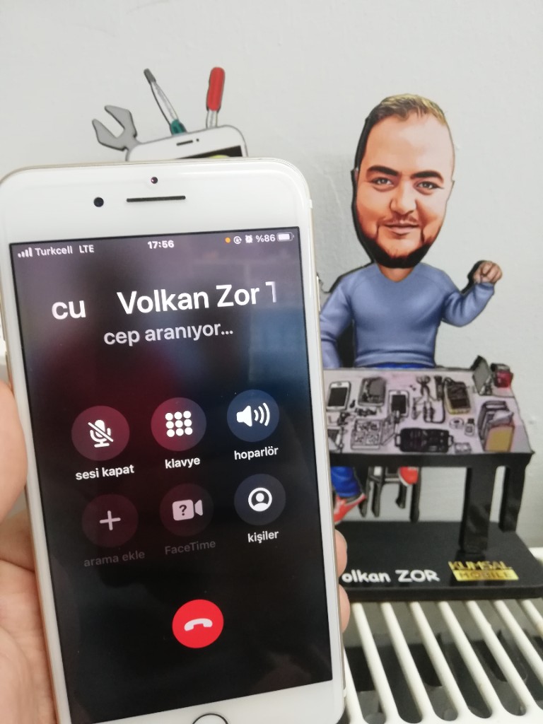 Teknik servis ustası atölyede cihaz testi